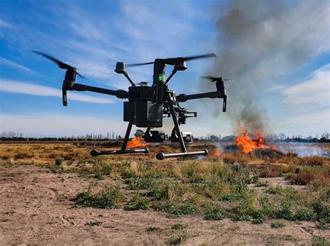 Dron z kamerą termowizyjną używany przez strażaków