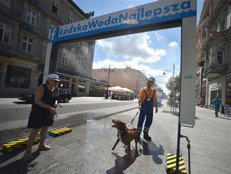 Zdjęcie kurtyny wodnej działającej na ulicy Piotrkowskiej w Łodzi.