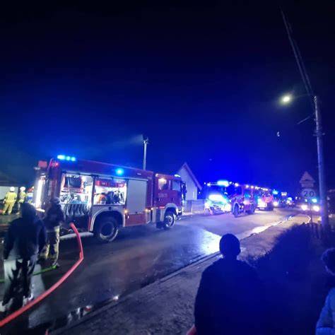fotografia przedstawiająca działania jednostek straży pożarnej na miejscu zdarzenia