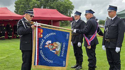 Zgromadzenie druhów OSP podczas jubileuszowych uroczystości