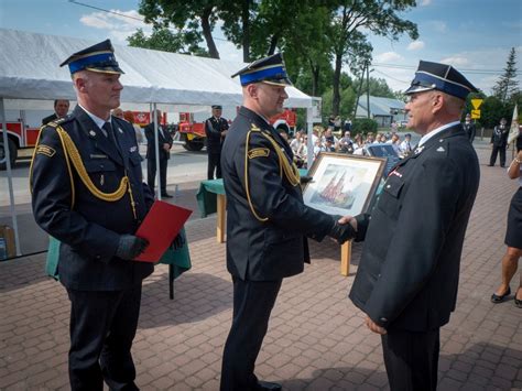 Pamiątkowy obraz przekazany Prezesowi OSP Leoncin