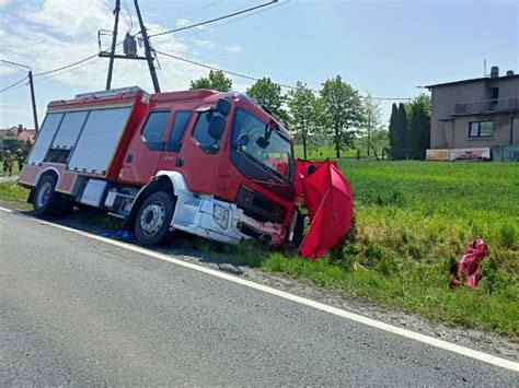 zdjęcie z miejsca wypadku drogowego, widoczne rozbite samochody: wóz strażacki i samochód osobowy
