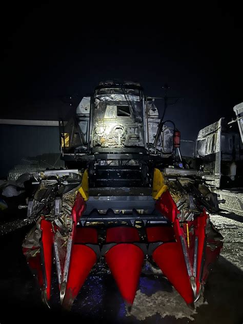 Kombajn objęty płomieniami po pożarze