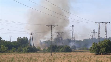 Schemat przedstawiający przyczynę pożaru ścierniska - kombajn zahaczający o linię energetyczną