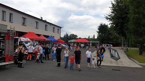 Szeroka panorama Rodzinnego Pikniku Strażackiego z uczestnikami i sprzętem strażackim