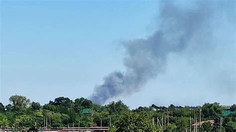 zdjęcie dymu unoszącego się nad miastem w Czarnogórze
