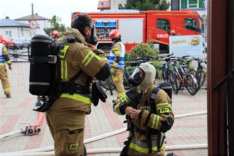 Służby ratownicze w trakcie akcji gaśniczej na terenie gminy