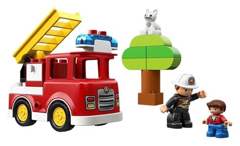 Zestaw LEGO DUPLO Wóz strażacki 10969 w pełnej krasie, przedstawiający pojazd, figurkę strażaka, kota oraz drzewo