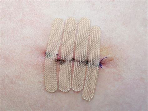 Zbliżenie na detale rękawic strażackich Fire-Max, takie jak szwy, odblaski i naszywka