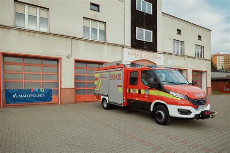 Tematyczne zdjęcie strażaków i nowego wozu gaśniczego