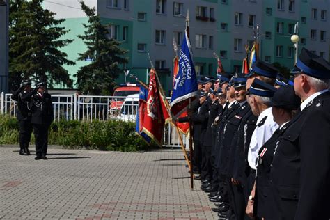 Grupa strażaków w mundurach podczas uroczystości wręczenia sztandaru