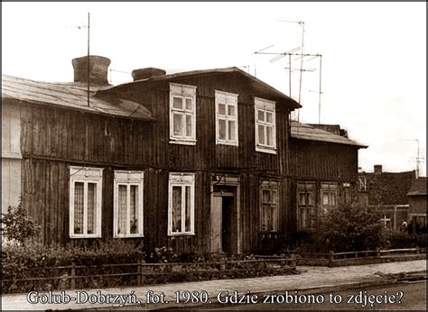 Stara fotografia przedstawiająca budynek remizy strażackiej z początku XX wieku