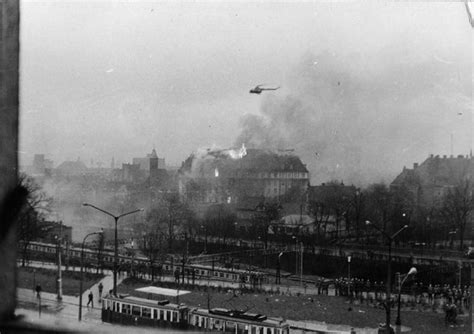 Zdjęcie dokumentujące płonący budynek Komitetu Wojewódzkiego PZPR w Gdańsku w dniu 15 grudnia 1970 roku.