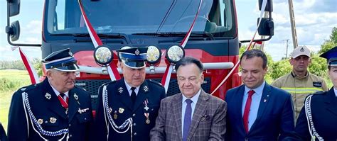 zdjęcie uroczystego apelu strażackiego z przekazaniem podziękowań i wyróżnień dla prezesa OSP