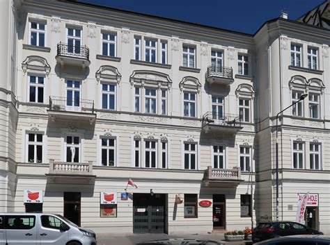 Widok na płonącą kamienicę w Kościerzynie z widocznymi płomieniami na dachu i poddaszu.