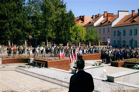 Tematyczne zdjęcie uroczystości strażackiej z udziałem lokalnej społeczności i orkiestry