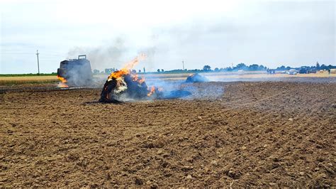 schemat akcji gaśniczej pożaru obory z zaznaczeniem objętego ogniem dachu, siana i słomy oraz lokalizacji ewakuowanych zwierząt