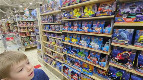 Sekcja z zabawkami w supermarkecie (zdjęcie)