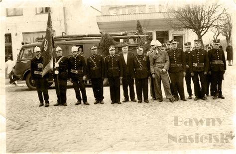 Zdjęcie archiwalne przedstawiające wczesne lata Ochotniczej Straży Pożarnej w Wiskitkach z pierwszym samochodem.