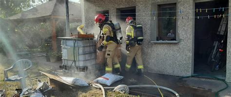 Zdjęcie działań straży pożarnej przy domu jednorodzinnym w Niemcach