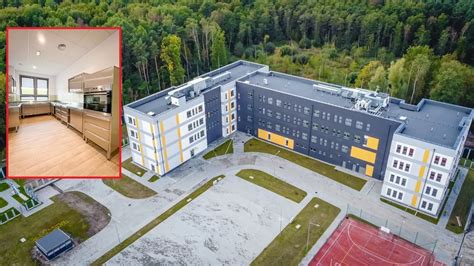 Fotografia spalonego budynku ośrodka dla uchodźców