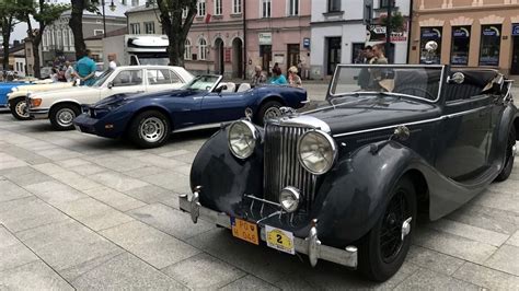 Zestawienie historycznych samochodów strażackich z okresu powojennego. Różnorodność marek i modeli widoczna na zdjęciu.