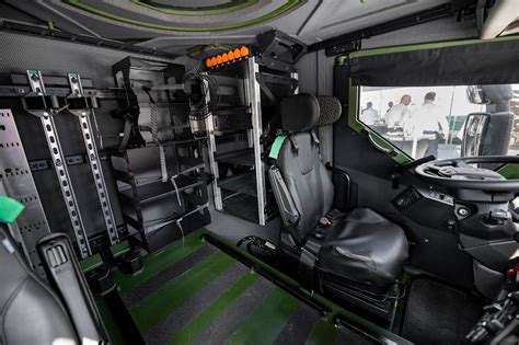 Schematyczny przekrój nowoczesnej kabiny załogowej Scania dla pojazdów strażackich, uwzględniający ergonomię i bezpieczeństwo.