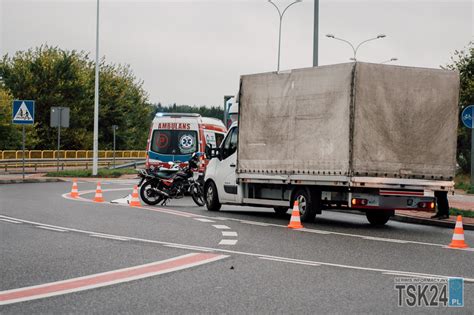 Schemat lub wizualizacja wypadku drogowego z udziałem motocykla i samochodu
