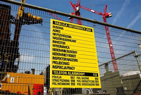 Zdjęcie tablicy informacyjnej na terenie budowy (fot. Damian Wicher-Sienkiewicz)