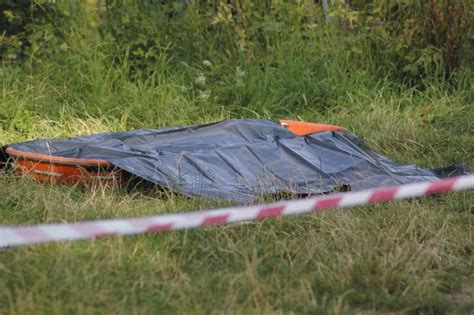 Ciało ofiary przewieziono do zakładu medycyny sądowej (fot. Damian Wicher-Sienkiewicz)