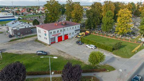 Fotografia z uroczystości otwarcia remizy OSP Brusy z przecinaniem wstęgi