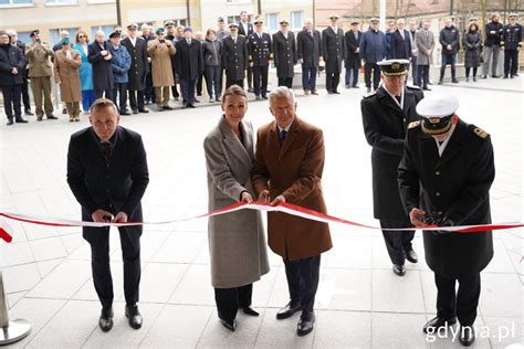 Zdjęcie przedstawiające przecięcie wstęgi podczas uroczystego przekazania pojazdu