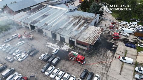 Widok na zniszczoną konstrukcję dachu magazynu po pożarze