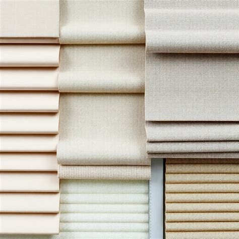 Ilustracja przedstawiająca różne rodzaje rolet materiałowych w różnych stylach wnętrz.