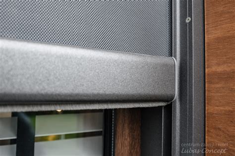 Infografika prezentująca zalety rolet materiałowych: ochrona przed słońcem, prywatność, dekoracja, łatwość montażu.