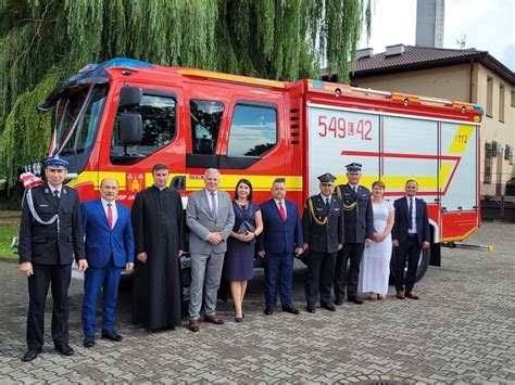 zdjęcie z obchodów 120-lecia OSP Sietesz z wozem bojowym i orkiestrą