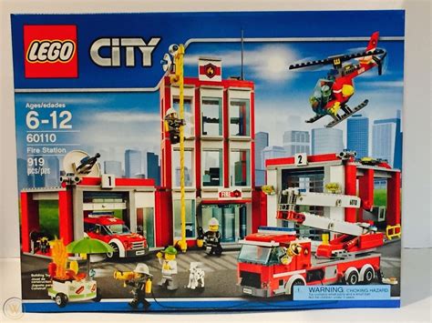 Schemat remizy strażackiej LEGO City 60110 z rozmieszczeniem pomieszczeń i pojazdów