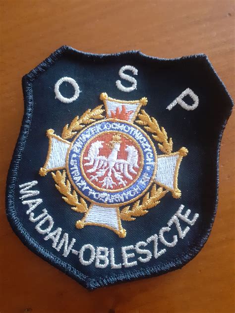 Zdjęcie drużyny OSP Majdan Obleszcze na tle stadionu podczas zawodów sportowo-pożarniczych