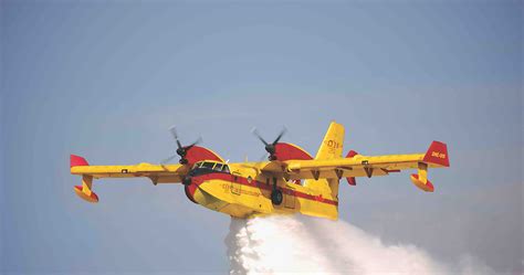 Wodnosamolot DHC-515 Firefighter w akcji, nabierający wodę