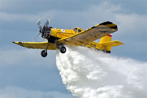 Samolot PZL M-18 Dromader podczas zrzutu środka gaśniczego