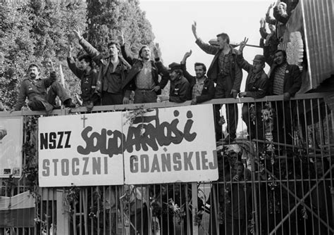 Fotografia strajkujących robotników Stoczni Gdańskiej z 1980 roku