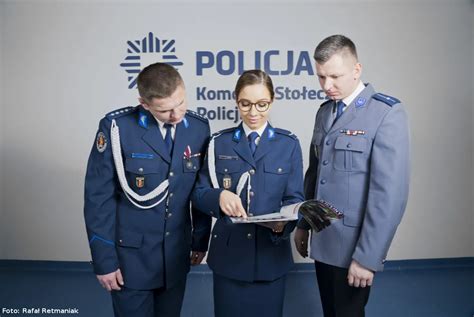 Zdjęcie przedstawiające różne typy umundurowania strażackiego (galowy, koszarowy, specjalny)