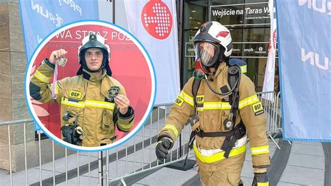 Strażak w pełnym umundurowaniu z aparatem powietrznym i maską