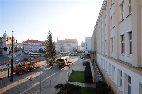 zdjęcie uroczystości przekazania sprzętu dla OSP przed Urzędem Marszałkowskim
