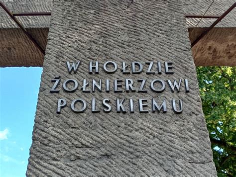 Stylizowana ilustracja przedstawiająca Pomnik Żołnierza Zwycięzcy w Laskach przed zniszczeniem