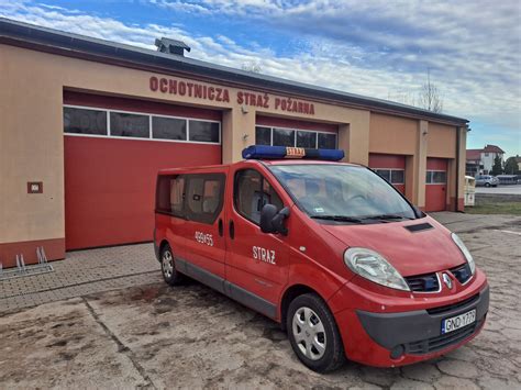 Zdjęcie odznaczonych strażaków lub delegacji podczas wizyty w OSP Sztutowo