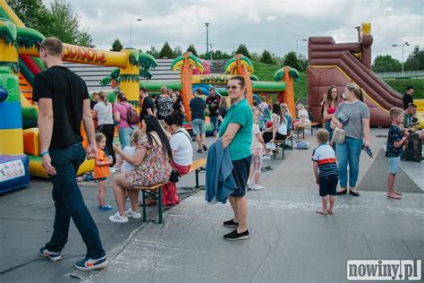 Dzieci bawiące się na dmuchańcach podczas festynu strażackiego