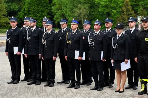 Strażacy otrzymujący odznaczenia i awanse na Wojewódzkim Dniu Strażaka