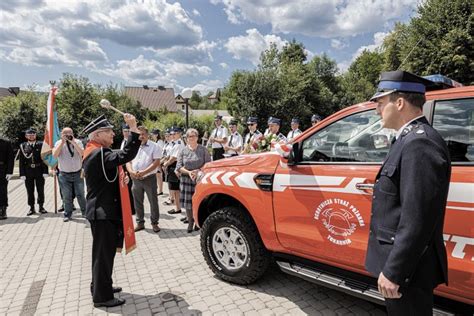 Zdjęcie Michała Wcisło z OSP Tokarnia odbierającego statuetkę Strażaka Ochotnika Roku