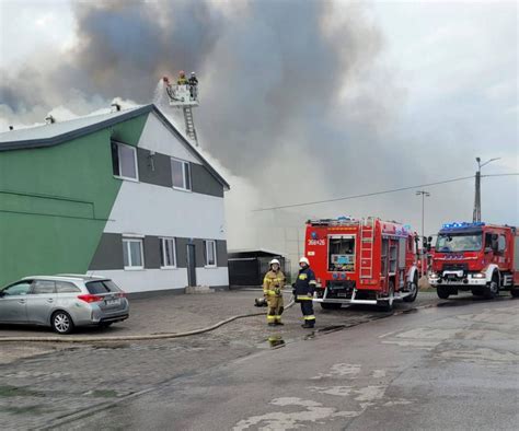 Strażacy gaszą pożar w hali produkcyjnej